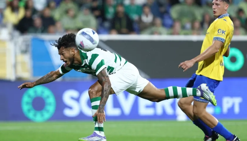 Luis Suárez intenta rematar hacia la portería del Estoril Praia.