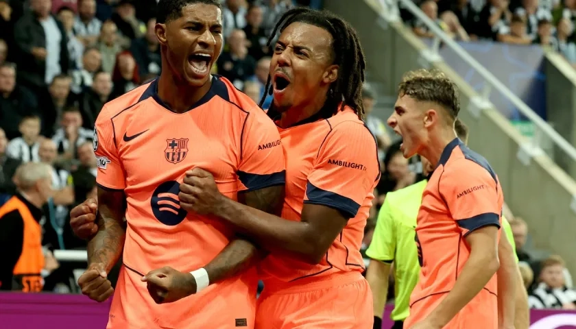 Marcus Rashford celebra con su compañero de equipo Jules Kounde. 