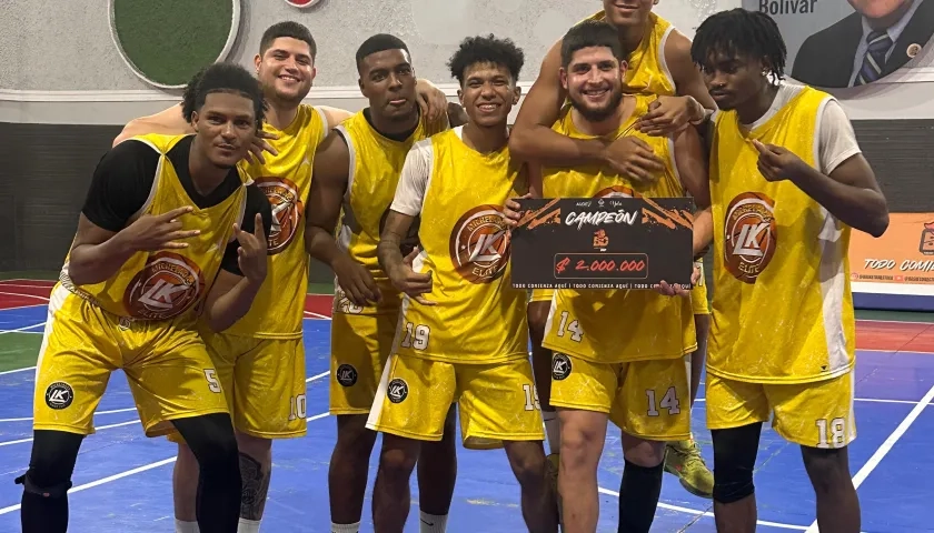 Integrantes de Micheladas LK Élite tras conquistar el título del Basket Directo CUP.