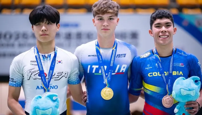 El coreano Jichan Kim (plata), el italiano Cristian Scassellati (oro) y el colombiano Wílmar Charris (bronce).