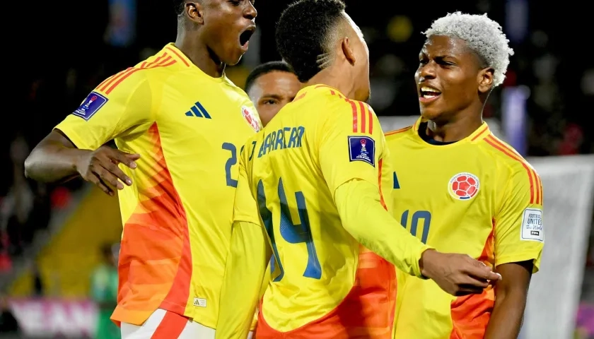 Neiser Villarreal y Jordan Barrera celebran con Óscar Perea, autor del gol del triunfo de Colombia.