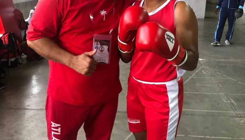 Raúl Pinzón, entrenador departamental, junto a la boxeadora Melani Pérez. 