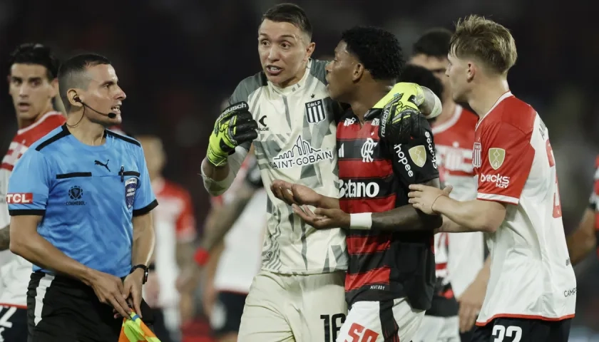 Gonzalo Plata abandona la cancha tras ser expulsado por el árbitro colombiano Andrés Rojas. 