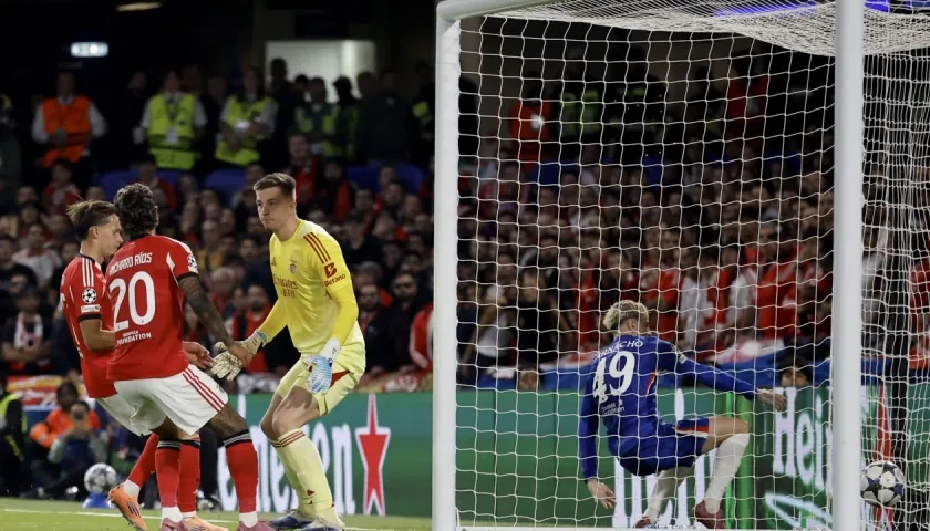 La pelota impulsada por el colombiano Richard Ríos entra a la portería del Benfica. 