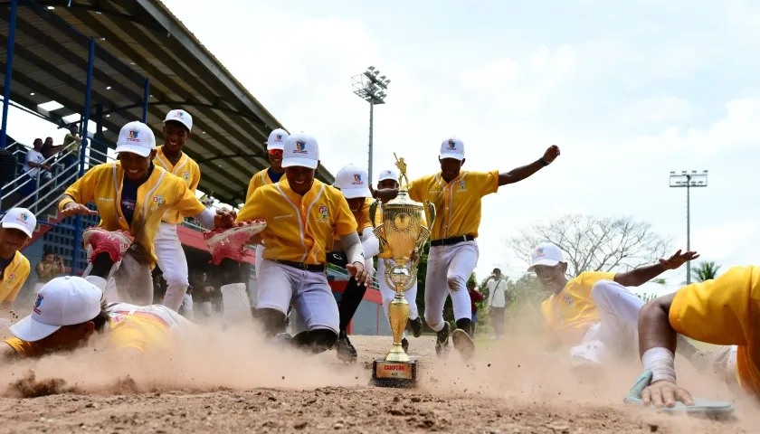 La celebración de los peloteros de Sabanalarga tras conquistar el título. 