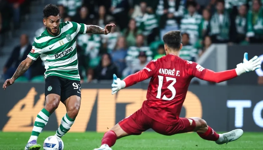 Luis Suárez en un mano a mano con Andre Ferreira, portero del Moreirense.