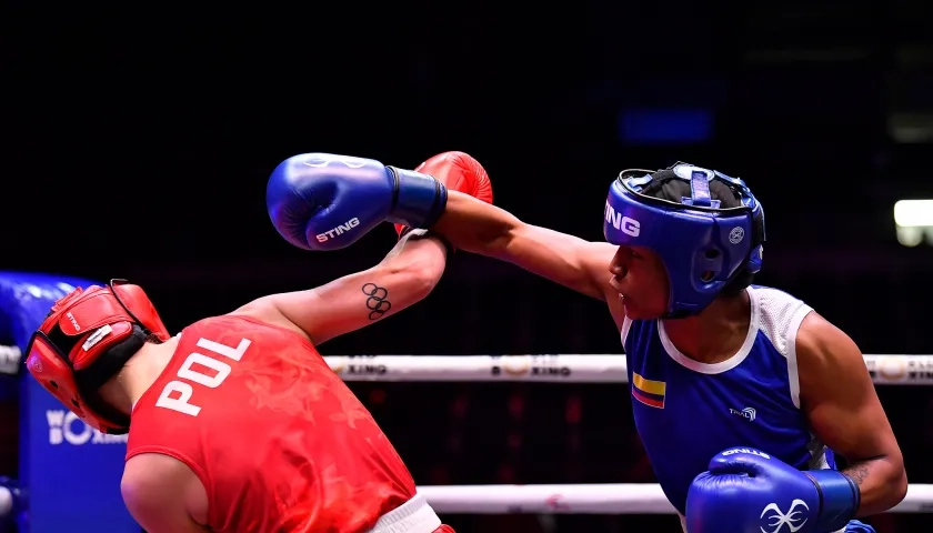 La colombiana Valeria Arboleda (azul) intenta conectar a la polaca Julia Szemereta