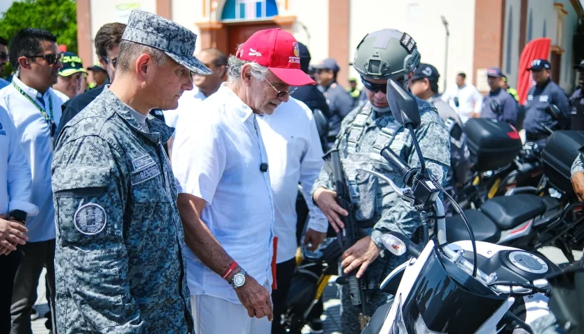 Gobernador Verano en la entrega de motocicletas en Sabanagrande.