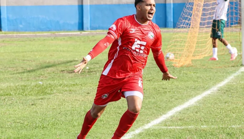 El atacante Víctor García celebra su gol contra Paz y Futuro. 