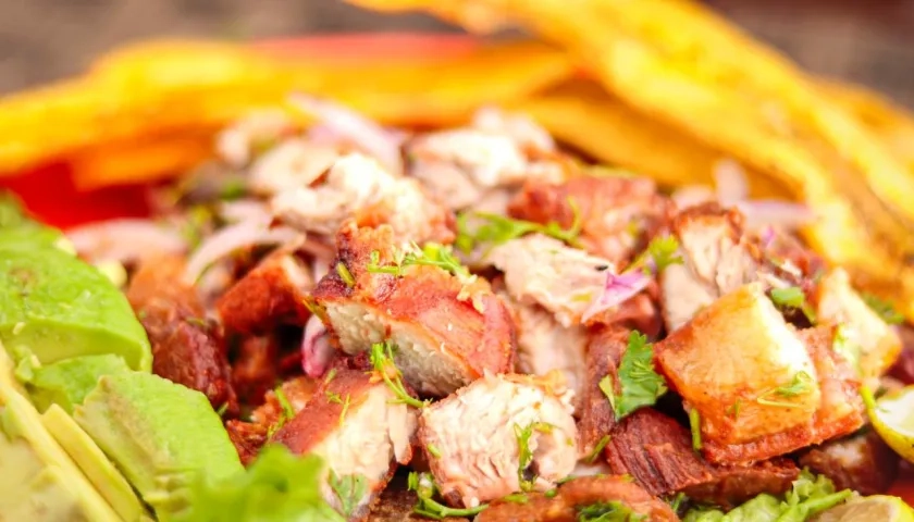 Distintas preparaciones a base de chicharrón. 