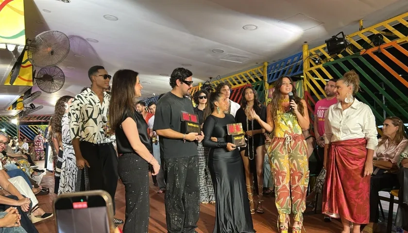 La primera dama Katia Nule entregando premios a diseñadores, junto a la Reina del Carnaval Michelle Char y Madelaine Certain, gerente de Proyectos Especiales.