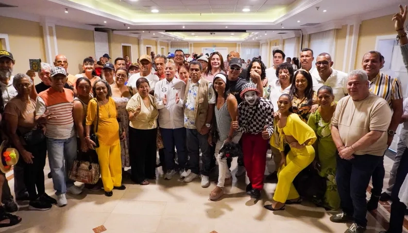 Hacedores, artistas y gestores tras la firma. 