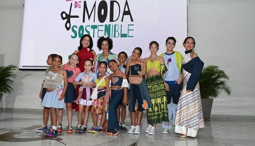 Los niños del programa Unisimón Kids con la diseñadora Judy Hazbún y la coordinadora del CEC, Diana Rojas Pabón, al  finalizar la pasarela.