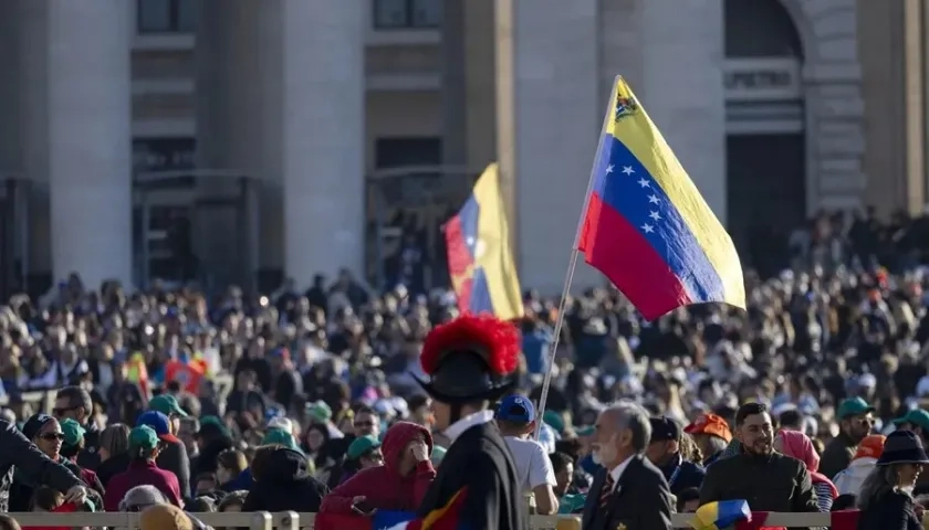Fieles con banderas de Venezuela en la ceremonia de canonización.