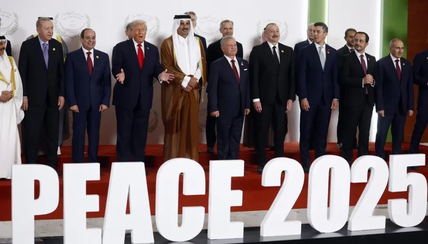 Mandatarios durante la  Cumbre de Paz de Gaza.