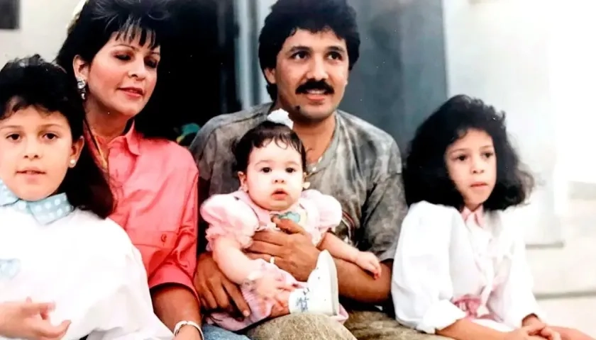 Rafael Orozco junto a su esposa, Clara Cabello, y sus hijas, Wendy, Loraine y Kelly Johanna.