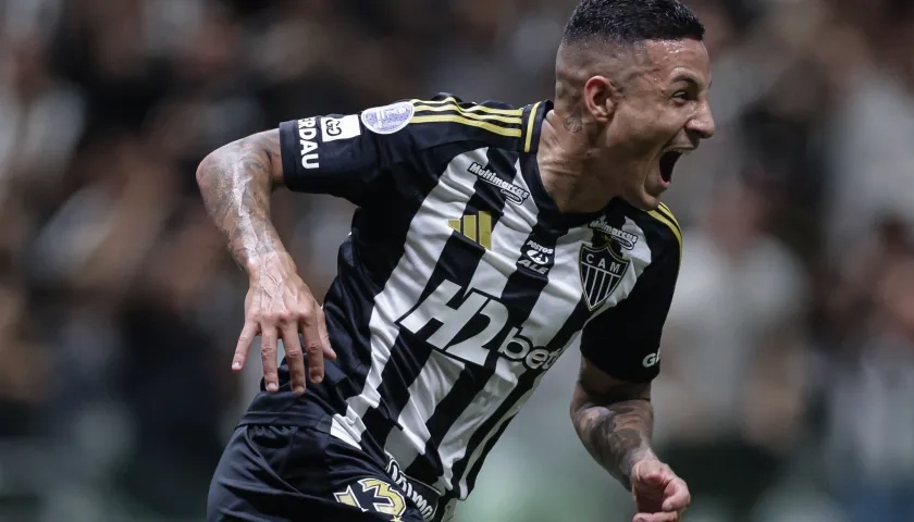 Guilherme Arana festeja su tanto.