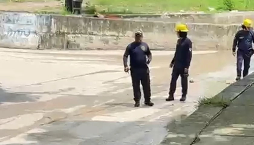 Bomberos en el arroyo El Salao. 