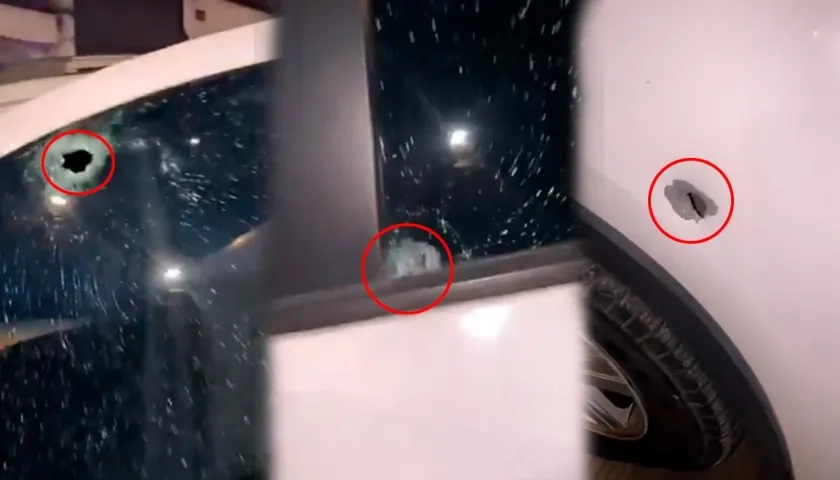 Impactos de bala en el vehículo del guardia del Inpec. 