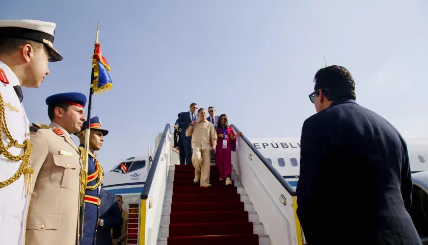 Avión presidencial llegando a Egipto.