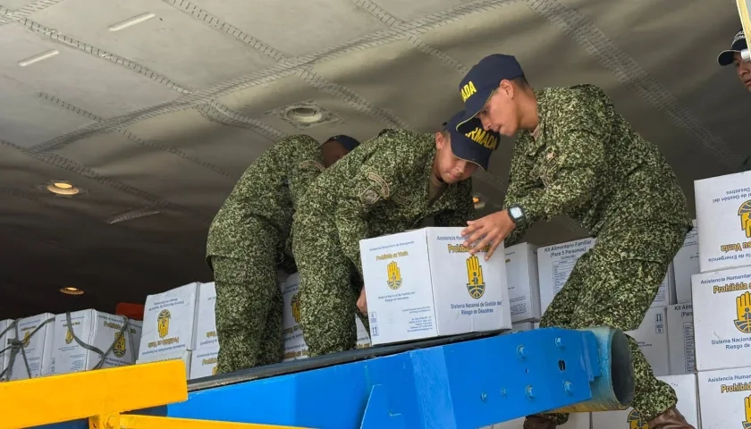 Momento del embarque de las ayudas humanitarias. 