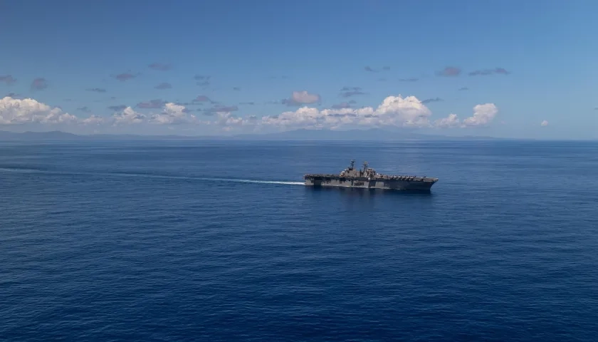 Buque USS Iwo Jima (LHD 7) navegando en el Mar Caribe.