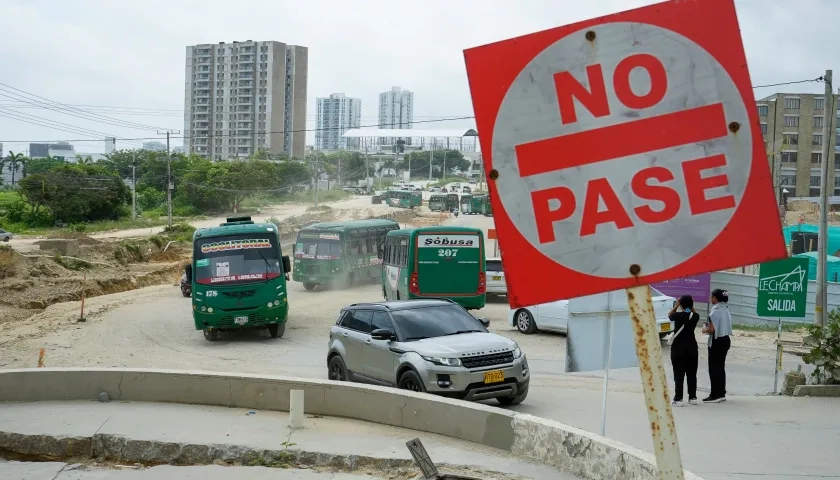 Bus de Sobusa transitando por el sector entre el edificio LivinnX y el Centro Comercial Le Champ.