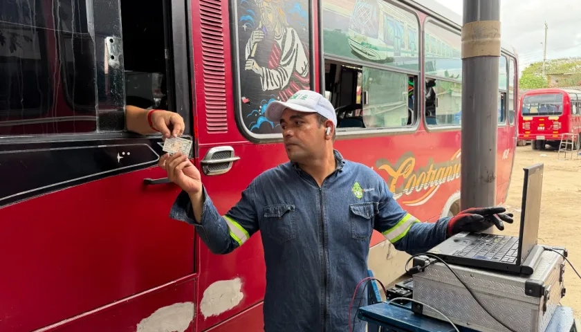 Prueba de emisión de gases a buses.