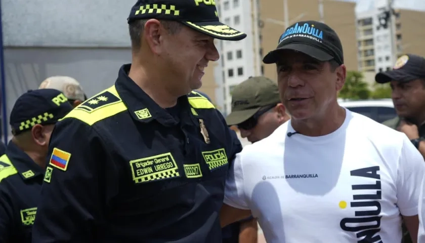 Alcalde Char y General Urrego durante la entrega del Cai en Puerta Dorada