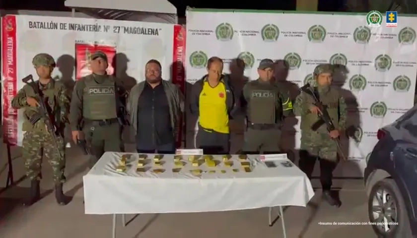 Capturados y lingotes de oro incautados. 