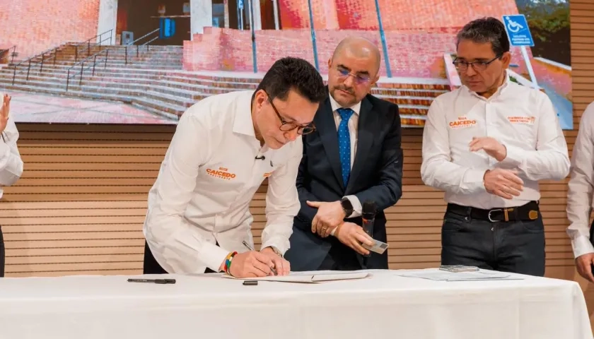 Carlos Caicedo en la inscripicón de su comité de firmas.