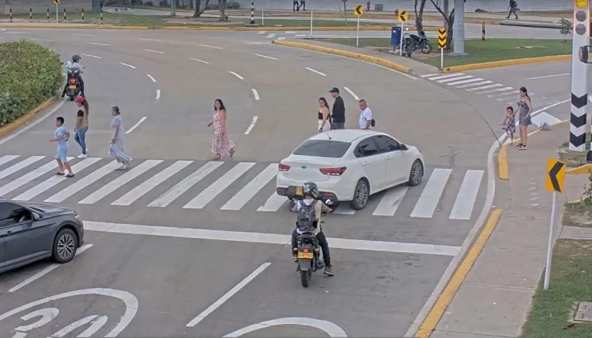 Conductor de vehículo pasando el semáforo en rojo.