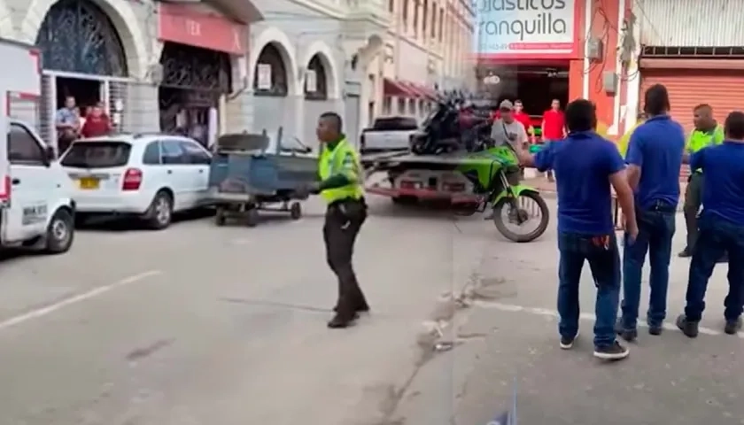 Momento de agresión al patrullero de la policía.