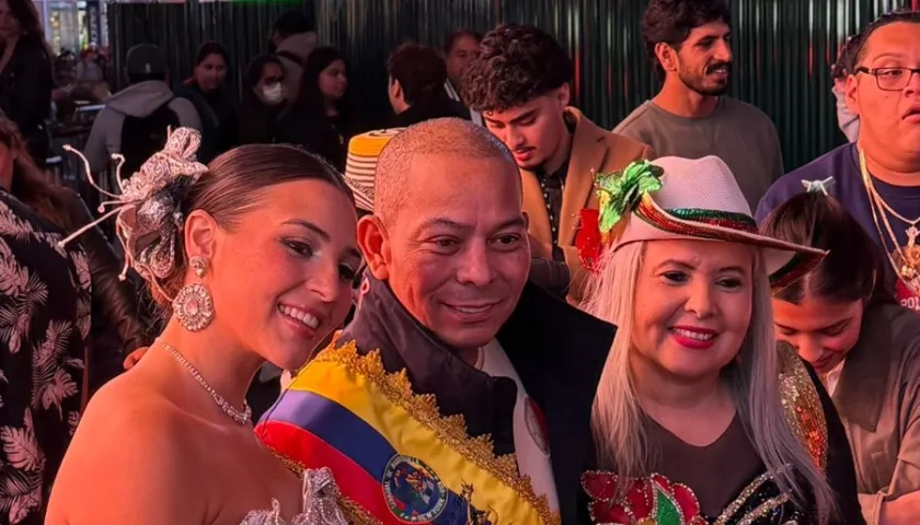 La Reina del Carnaval 2026, Michelle Char y el secretario de Cultura y Patrimonio, Juan Carlos Ospino.