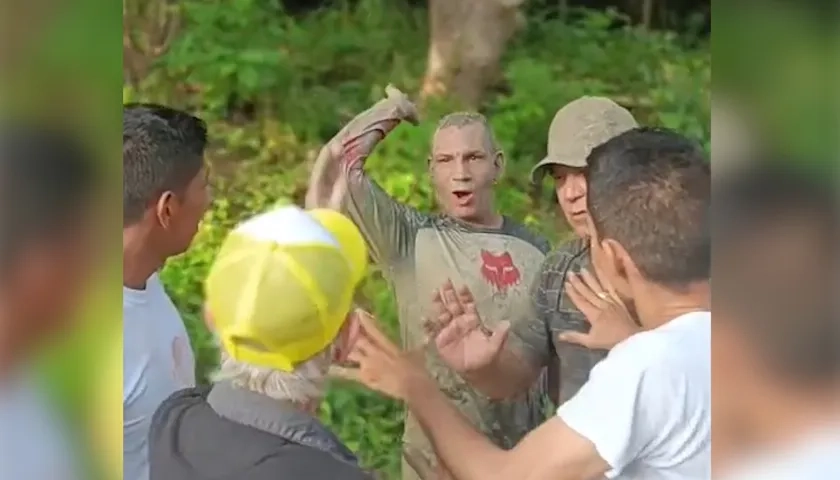 Discusión entre la comunidad y ocupantes de los mencionados vehículos. 