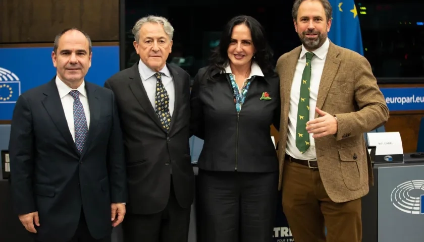 El director del Centro Democrático, Gabriel Vallejo, y la senadora y precandidata presidencial, María Fernanda Cabal, en el Parlamento Europeo.