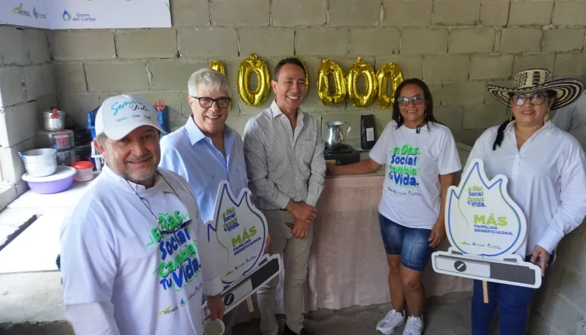 El gerente de Gases del Caribe, Ramón Dávila; el presidente de Ecopetrol, Ricardo Roa, y la beneficiaria Alicia Pantoja.