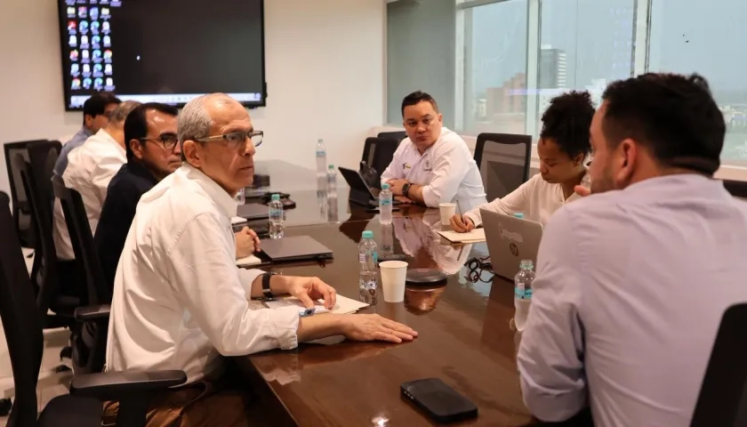 El gerente de Gecelca, Andrés Yabrudy, conversando con el ministro de Minas y Energía, Edwin Palma.
