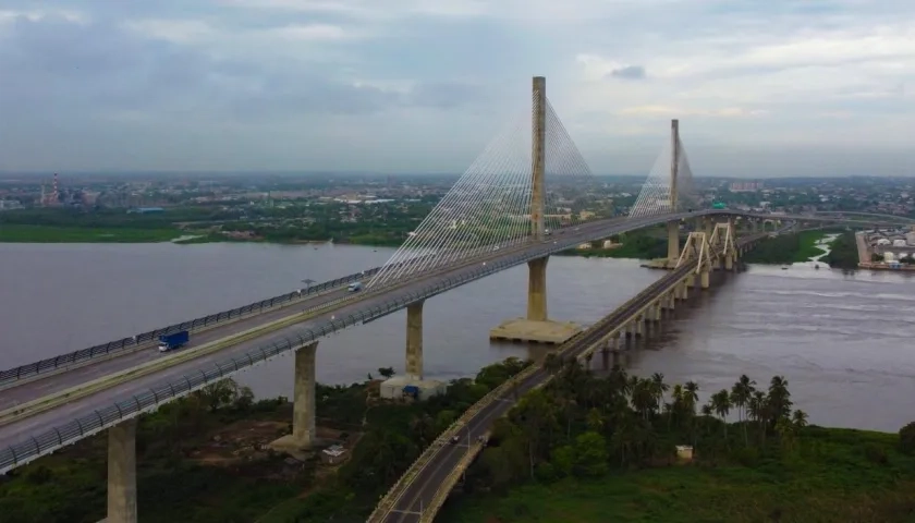 El puente Pumarejo inaugurado en 1974 y el moderno, el del año 2019.
