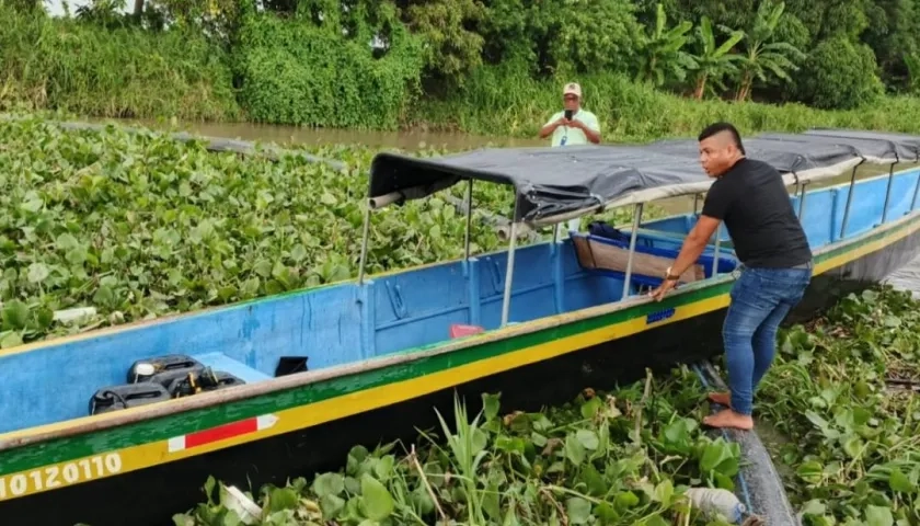 Embarcación varada esta tarde en el acceso a Nueva Venecia