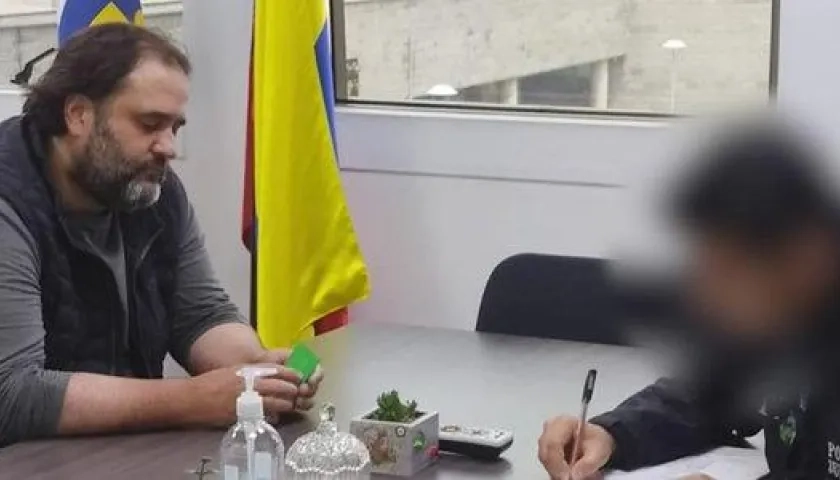 El empresario Felipe Rocha Medina al entregarse a la Fiscalía, en Bogotá.