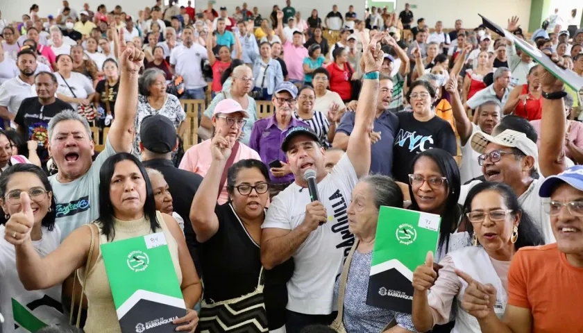 Alcalde Char durante la entrega de los títulos de propiedad a los beneficiarios. 