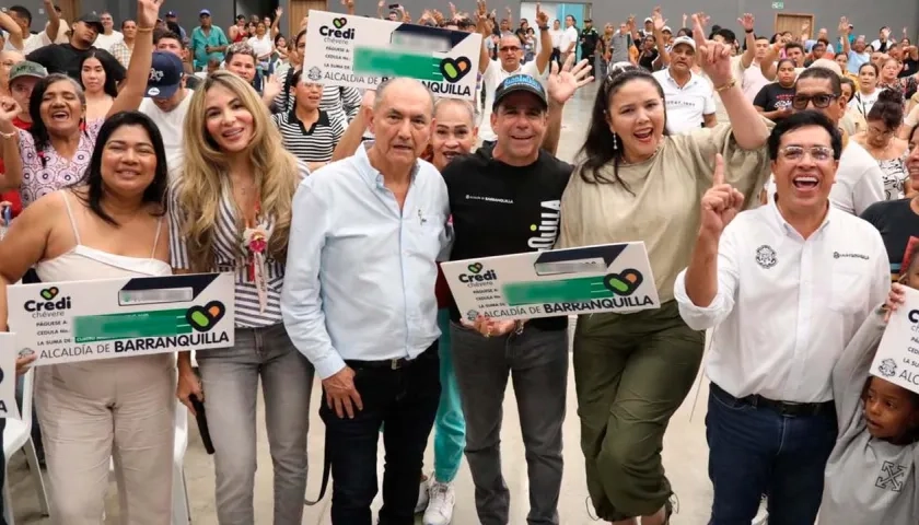 El Alcalde Char, la Gerente de Ciudad Ana María Aljure y funcionarios de la Alcaldía durante la entrega de nuevos créditos a 267 microempresarios.