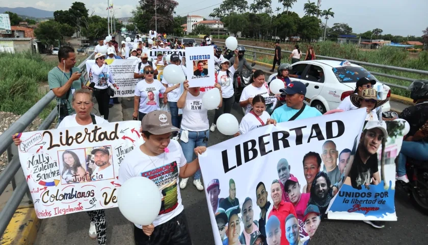 Familiares de colombianos presos en Venezuela protestando en el puente Simón Bolívar