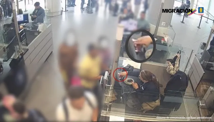 La funcionaria Leidy Marcela Quinche Cante, momento en que recibía dinero.