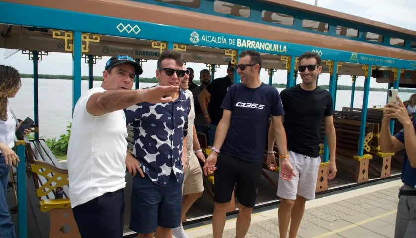 Alcalde Alejandro Char junto a Rigoberto Urán en las playas de Puerto Mocho.