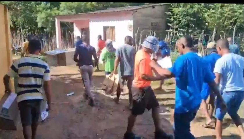 Jóvenes se llevan el material electoral de Arjona