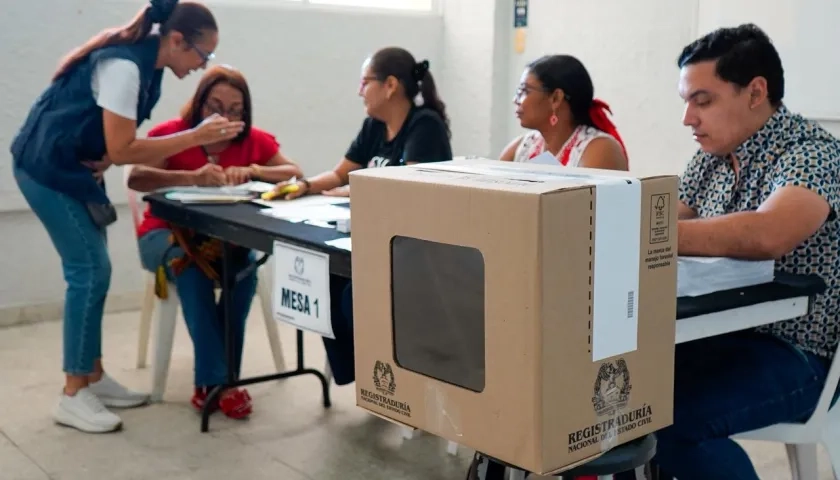 Jurados de votación en el puesto ubicado en la Institución Universitaria de Barranquilla.