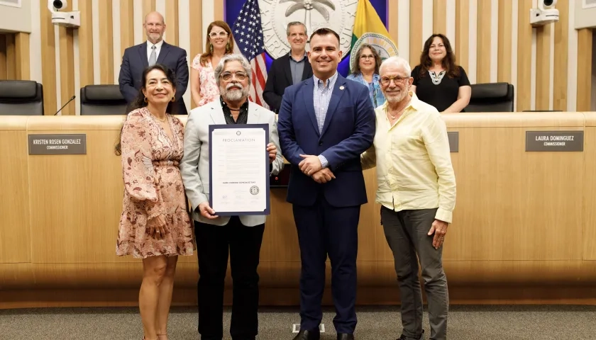 La poeta y periodista Claudia Rosenow, el escritor Jaime Cabrera González, el comisionado Alex Fernández y el gestor cultural Ray Breslin. Detrás, el alcalde Steven Meiner y los comisionados.