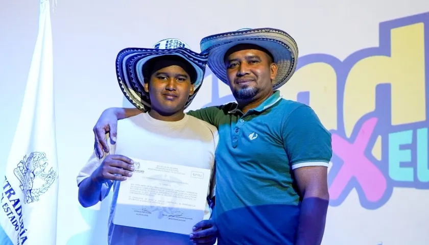 Jhon Andri Ortiz y su papá, Jhon, en la entrega de credenciales para los Consejos de Juventud.